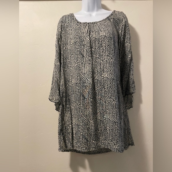 PINEAPPLES -Designed in Hawaii Tunic blouse in black & cream - Picture 1 of 7